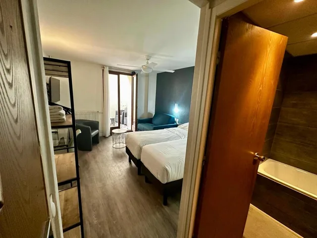 غرفة بسريرين منفصلين بشرفة، Hotel Du Maine 4/4