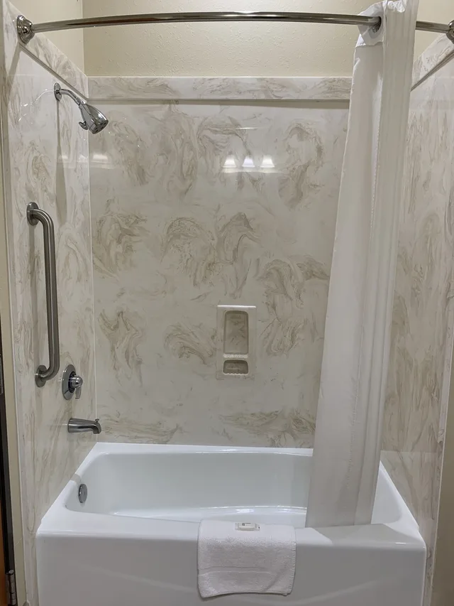 غرفة قياسية بسريرين كوين، Ramada By Wyndham College Station 8/8