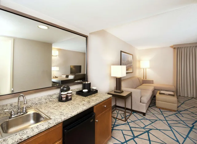 جناح بسرير كينج بشرفة مع أريكة، Embassy Suites by Hilton Seattle Bellevue 6/6