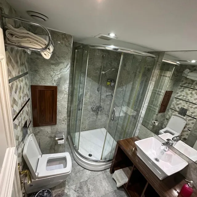 غرفة ثلاثية بشرفة، Sahra Airport Hotel 6/10