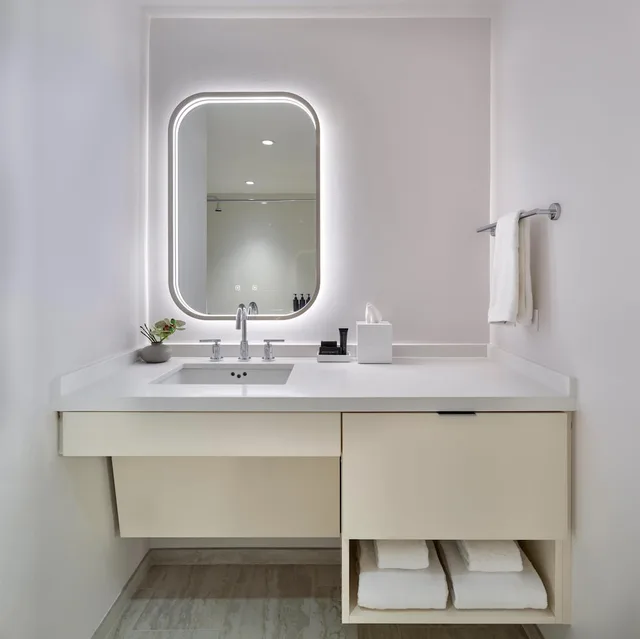 Deluxe, King Bed, Balcony, Accessible, One Washington Circle DC, Tapestry Collection by Hilton 5/5