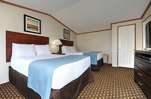 غرفة بسريرين مزدوجين بمطبخ صغير، Instalodge Hotel And Suites 2/4