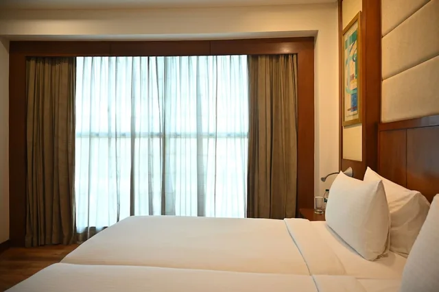 جناح ديلوكس بسريرين منفصلين بإطلالة على المدينة، Savoy Suites Greater Noida 6/8