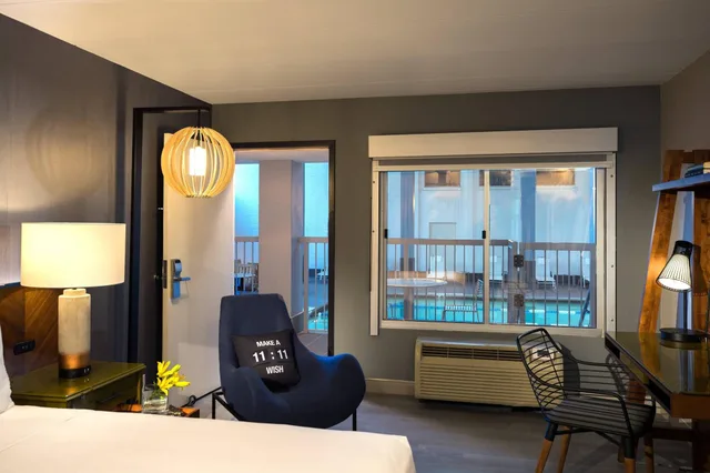Room, 2 Queen Beds, Pool Side، Renaissance Minneapolis Bloomington Hotel 6/6