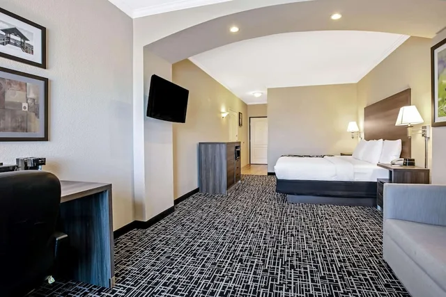 غرفة بسرير كينج لذوي الإعاقة، La Quinta Inn & Suites by Wyndham Garland Harbor Point 2/5