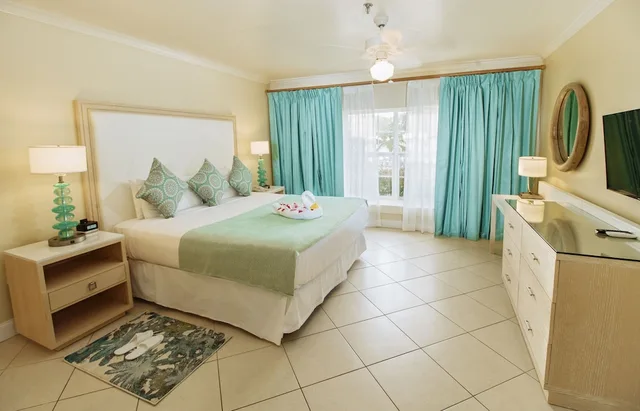 1 Bedroom, Suite, 2 Queen Beds, Beach Front, Sofa، Bay Gardens Beach Resort and Spa 2/4