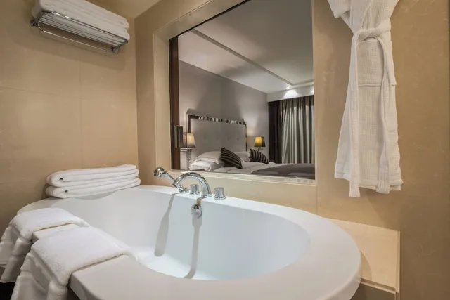 Ambassador, Suite, King Bed, Sea View، Movenpick Hotel Beirut 3/5