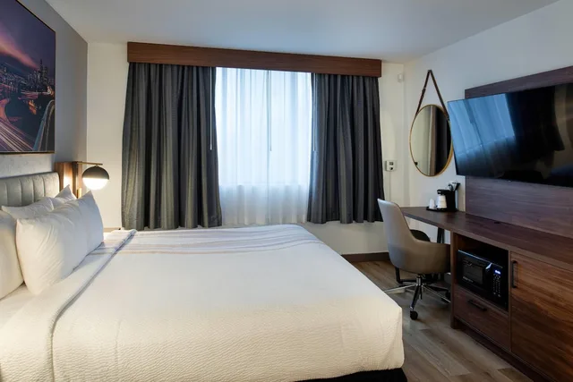 Room, King Bed, Accessible, La Quinta Inn & Suites by Wyndham Seattle Sea-Tac Airport 2/10