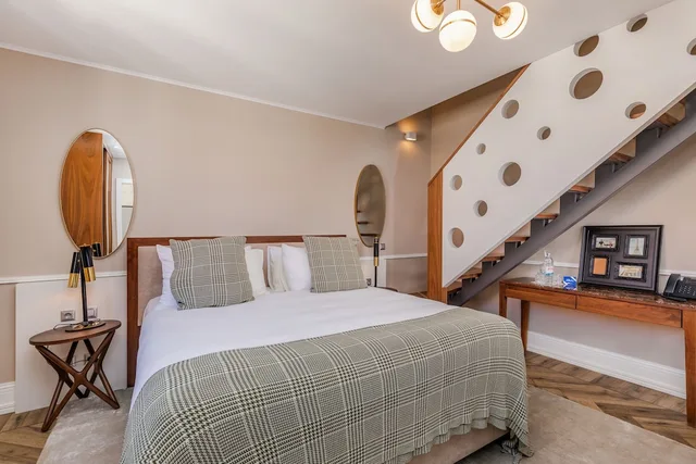 غرفة بسرير كينج بحوض جاكوزي، Brown Beach House Design Hotel 3/5