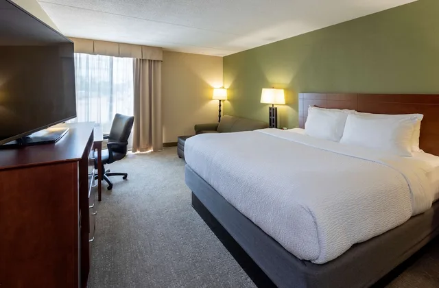 غرفة قياسية بسرير كينج مع أريكة، Best Western Fairmont 1/9