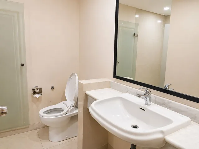 غرفة عائلية بسرير كوين وسريرين منفصلين بـ3 غرف نوم، Grand Tropic Suites Jakarta 8/10