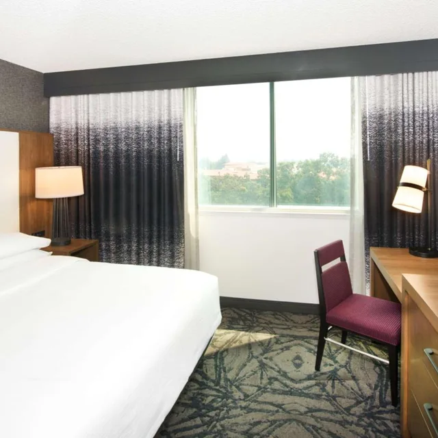 جناح بسرير كينج بغرفتين مع أريكة، Embassy Suites Walnut Creek 2/3