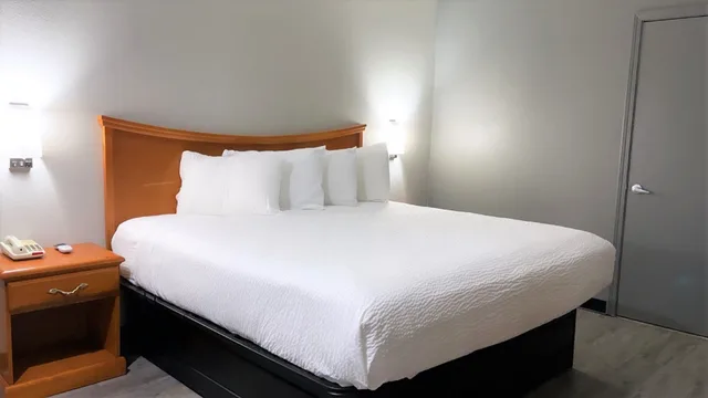 غرفة بسرير كينج لذوي الإعاقة، Days Inn by Wyndham North Little Rock/ Maumelle 5/9