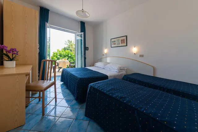 غرفة عائلية رباعية بسرير كوين وسريرين منفصلين، Hotel Villa Ireos 3/6