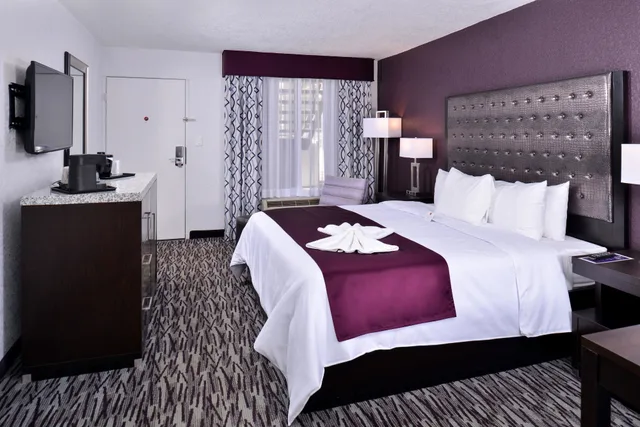 غرفة بسرير كوين لذوي الإعاقة، Clarion Inn & Suites Across From Universal Orlando Resort 6/10