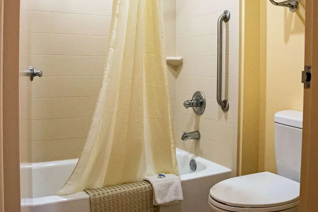 غرفة بسرير كينج للمدخنين، Rodeway Inn & Suites Clarksville near Governors Square Mall 2/2