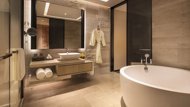 Standard, 2 Double Beds, Bay View، Hualuxe Hotels Resorts Xiamen Haicang 6/9