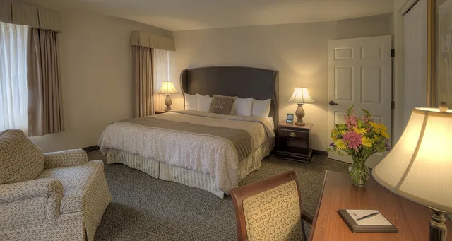جناح بسرير كوين، Best Western Plus the Normandy Inn Suites 3/9