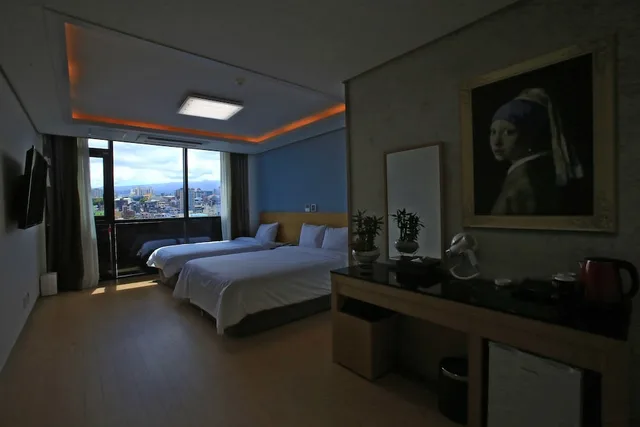 غرفة ديلوكس بسرير مزدوج وسرير فردي، Line Hotel 2/3