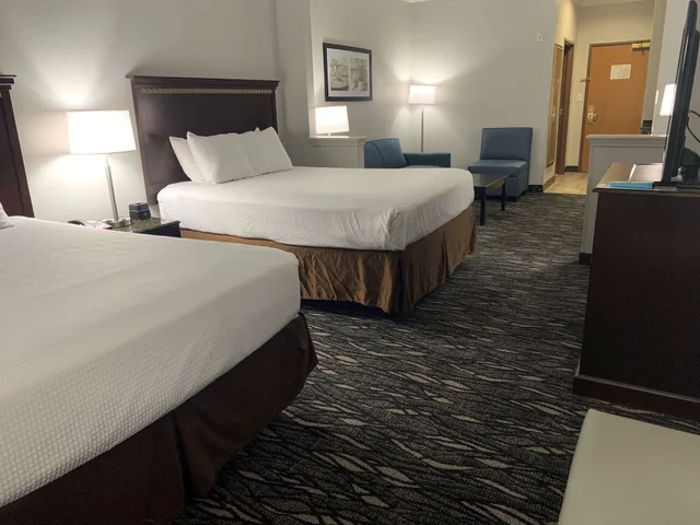 غرفة قياسية كبيرة بسريرين كوين مع أريكة، Best Western Plus Lake Worth Inn & Suites 2/5