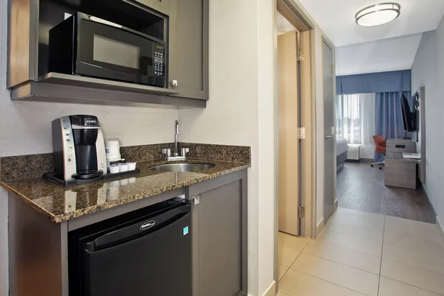 جناح بسرير كينج بمنطقة جلوس، Holiday Inn Express Hotel Suites Kingston 8/8