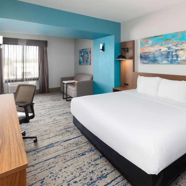 غرفة تنفيذية بسرير كينج، La Quinta Inn & Suites by Wyndham Rockport - Fulton 1/4
