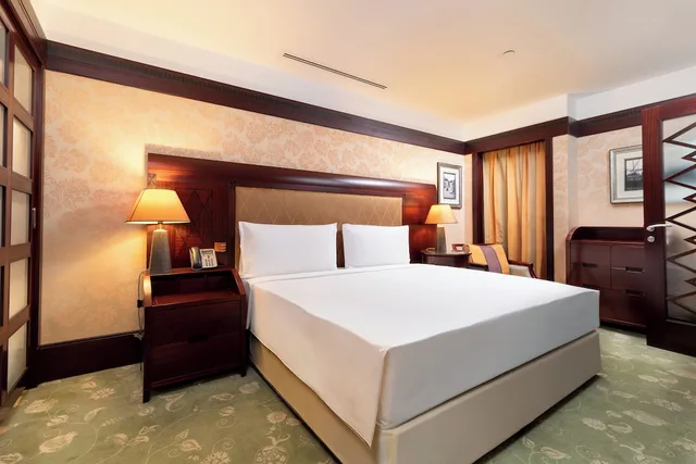 جناح بسرير كينج بإطلالة على المسبح بغرفة نوم واحدة مع دخول صالة النادي للمدخنين، Holiday Inn Kuwait 5/10