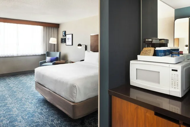 غرفة بسرير كينج مع أريكة في طابق مرتفع لذوي الإعاقة، Four Points by Sheraton Halifax 2/6