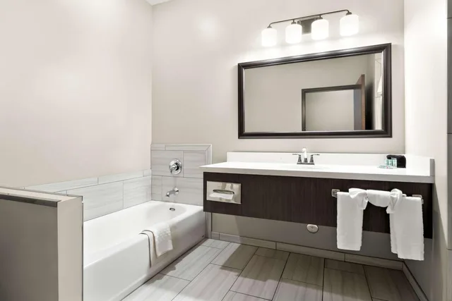 غرفة بسريرين كوين مع أريكة، Best Western Sawtooth Inn & Suites 5/6