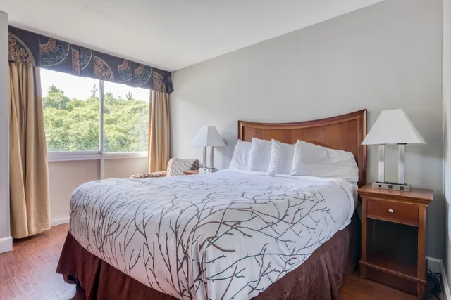 Walkin, King Bed، Gardentree Hotels Memphis East near I 40 1/3