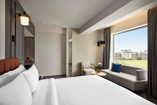 غرفة بسرير كينج لذوي الإعاقة، Ramada Encore by Wyndham Indore Nipania 1/7