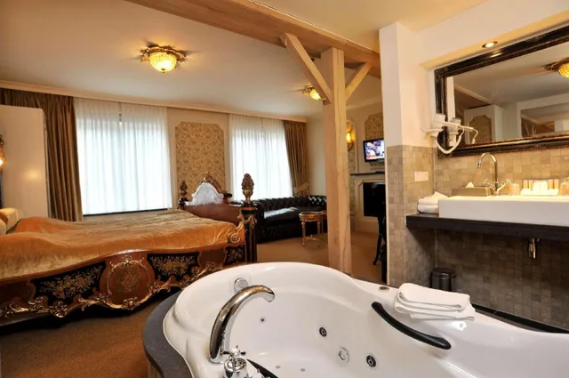 Theme, Superior, Suite, King Bed, Sofa, Living Area, Golden Tulip West Ende 6/6