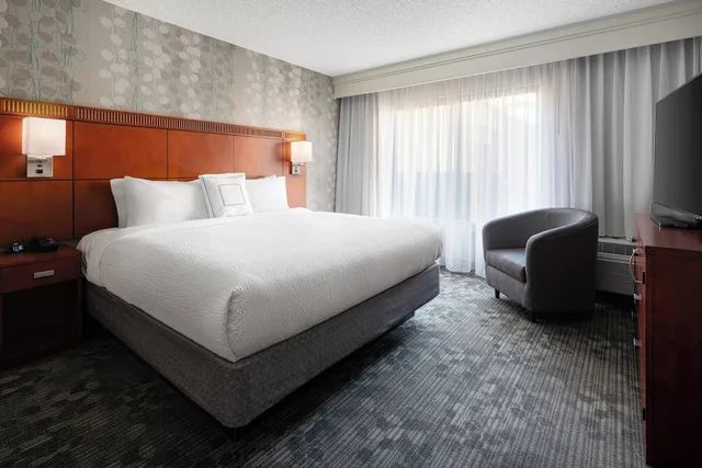 جناح بسرير كينج بإطلالة على الفناء بغرفة نوم واحدة مع أريكة لذوي الإعاقة، Courtyard by Marriott San Jose Cupertino 1/3