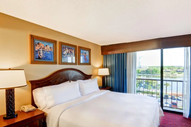 Atrium, Suite, King Bed, Lake View، Embassy Suites by Hilton Orlando North 1/3