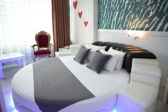 جناح شهر العسل بسرير كوين، Hotel Golden King 6/8