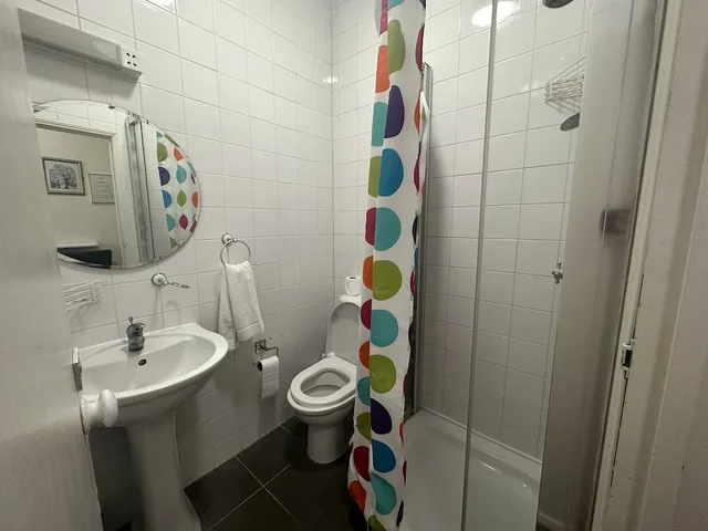 غرفة رباعية بسرير مزدوج وسريرين منفصلين، Arran House Hotel 4/4