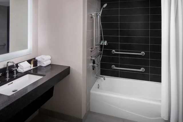 غرفة بسريرين كوين لذوي الإعاقة، Hyatt Regency 2/3