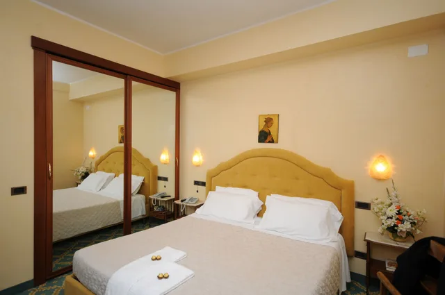 غرفة كومفورت بسرير مزدوج أو سريرين منفصلين، Grand Hotel Excelsior 3/3