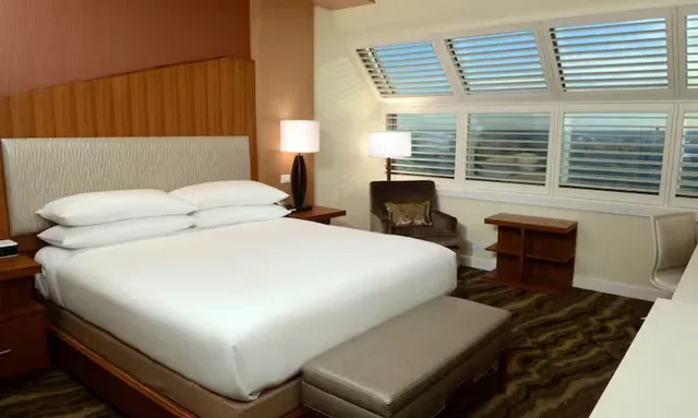 غرفة ديلوكس بسرير كينج لذوي الإعاقة، The Inverness Denver, a Hilton Golf & Spa Resort 1/4
