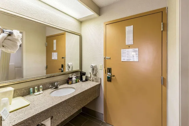 غرفة بسرير كينج لذوي الإعاقة، Quality Inn Rolla MO 4/5