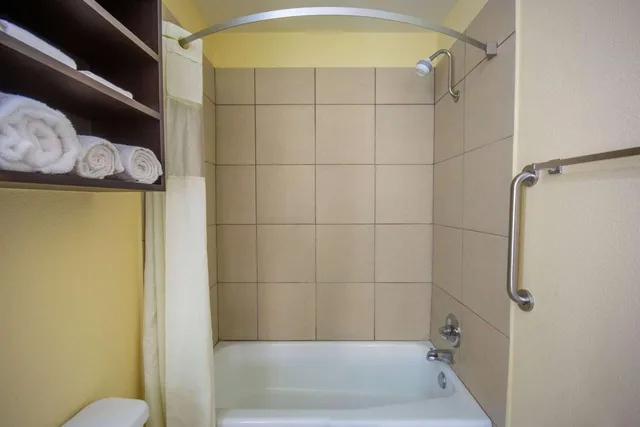 جناح بسرير كوين بمطبخ صغير، Days Inn & Suites by Wyndham Waterloo 5/5