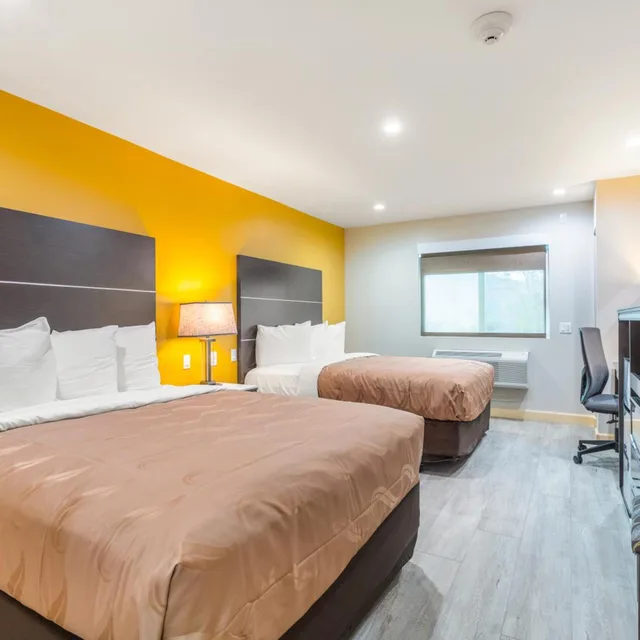 جناح بسريرين كوين لذوي الإعاقة، Quality Inn Banning I-10 1/8