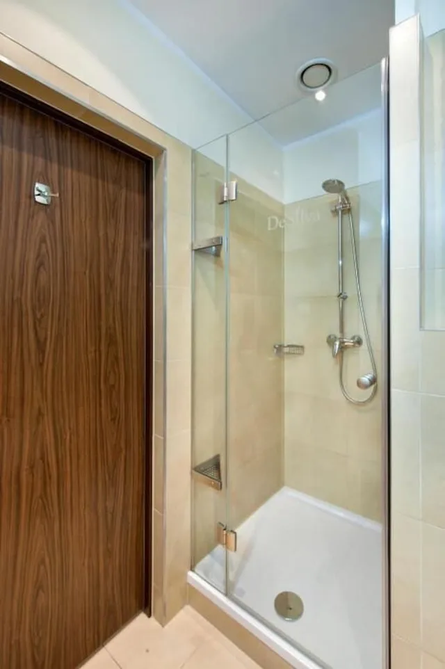 غرفة بسرير مزدوج مع أريكة، Hotel Desilva Inn Katowice Airport 4/4