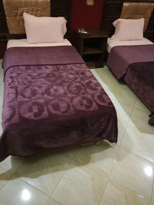 غرفة بسريرين منفصلين بحمام خاص، Arabian Nights Hotel 2/3