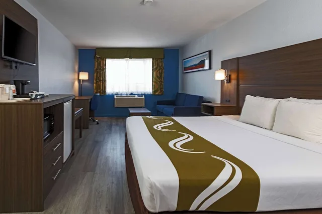 غرفة قياسية بسرير كينج مع أريكة، Quality Inn & Suites Tulare CA 2/10