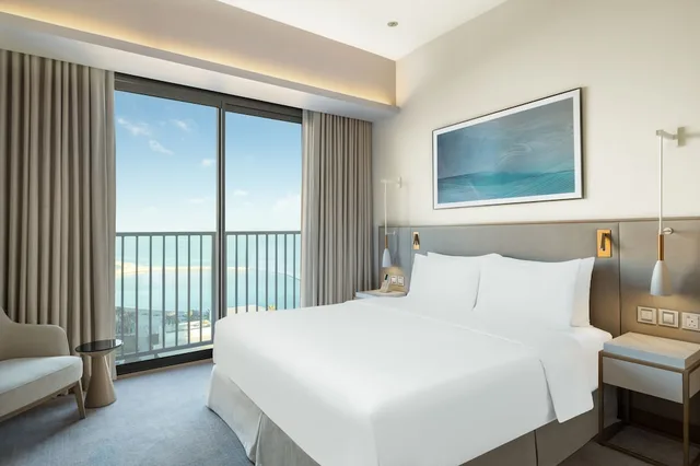 غرفة ديلوكس بسرير كينج بإطلالة على البحر، Vida Beach Resort Marassi Al Bahrain 1/3