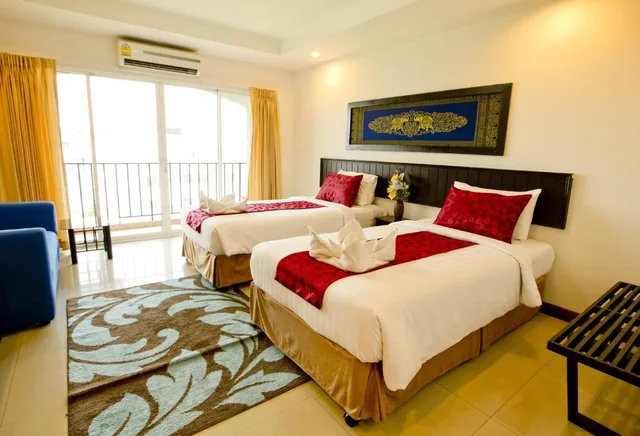 غرفة بسرير مزدوج أو سريرين منفصلين بشرفة، Sinsuvarn Airport Suite 2/2
