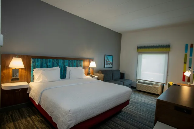 Study, King Bed, Sofa، Hampton Inn Seaford 3/8