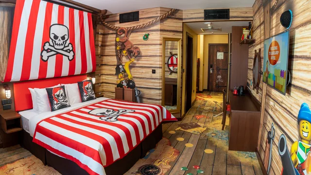 Pirate Themed Room WITH PARK ACCESS، LEGOLAND Hotel Dubai 1/2