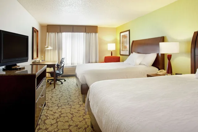 غرفة بسريرين كوين بحوض جاكوزي لذوي الإعاقة، Hilton Garden Inn Minneapolis Eden Prairie 2/5